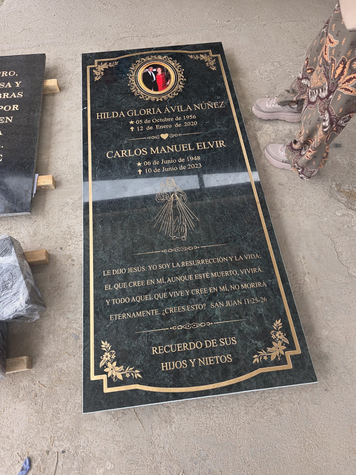 Lápida personalizada en mármol oscuro
