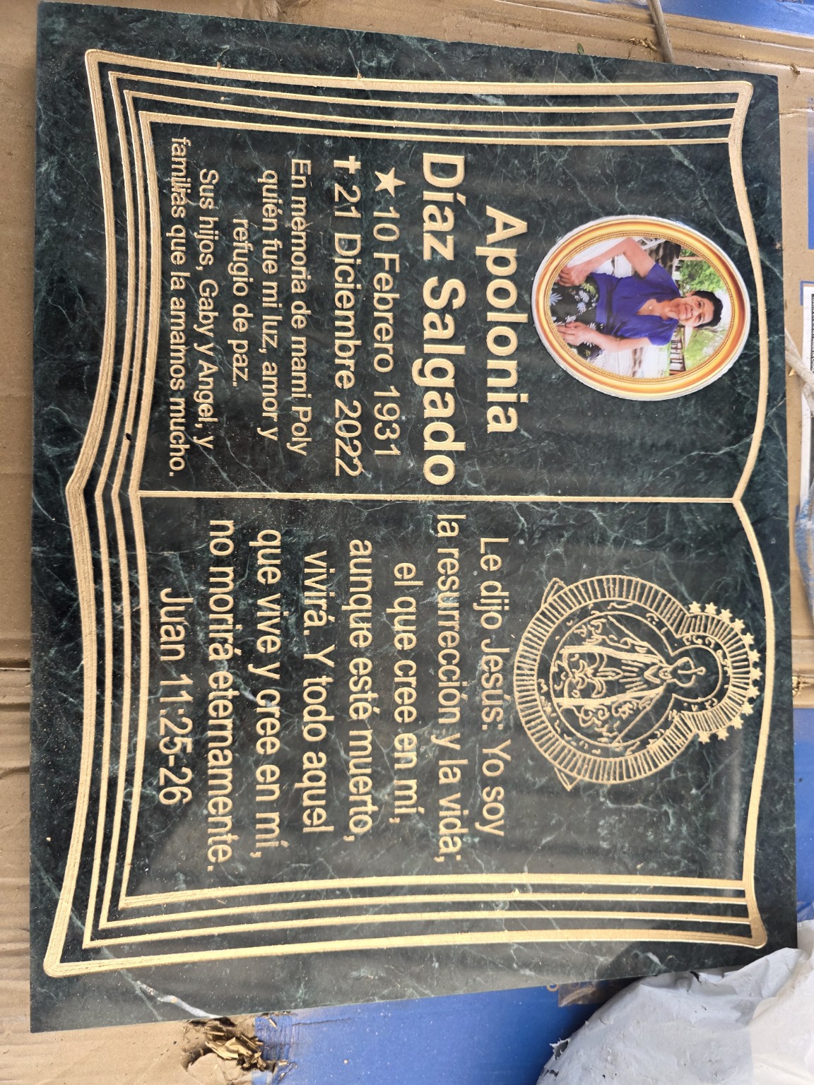 Placa conmemorativa tipo libro
