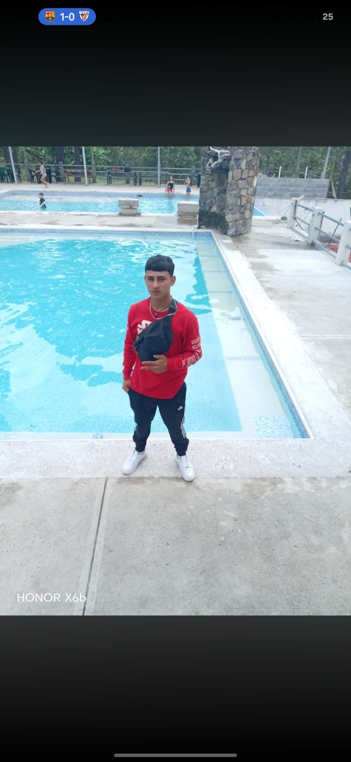 José Humberto junto a una piscina